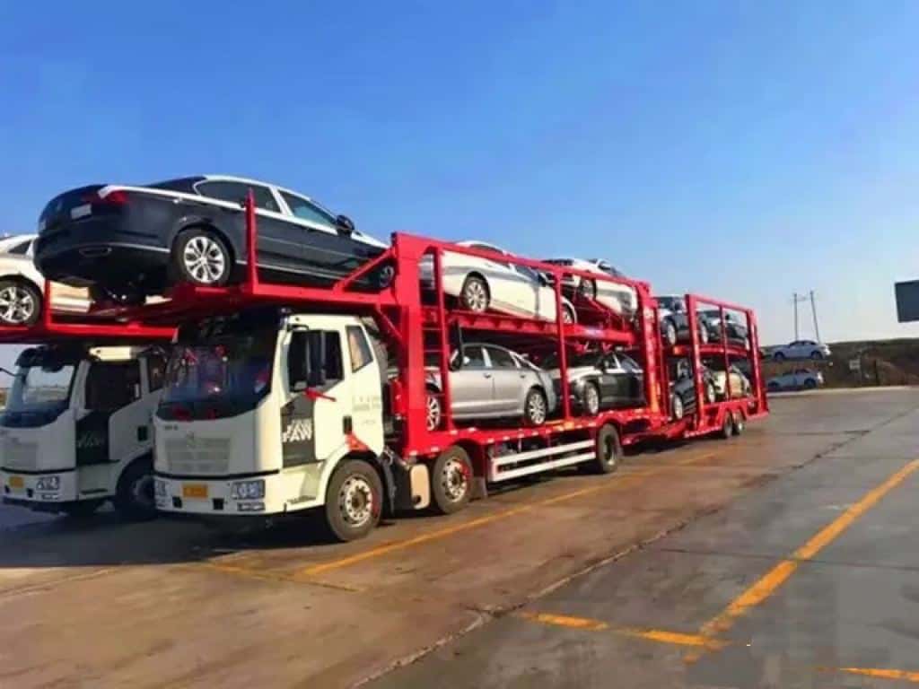 Автовоз, загруженный автомобилями