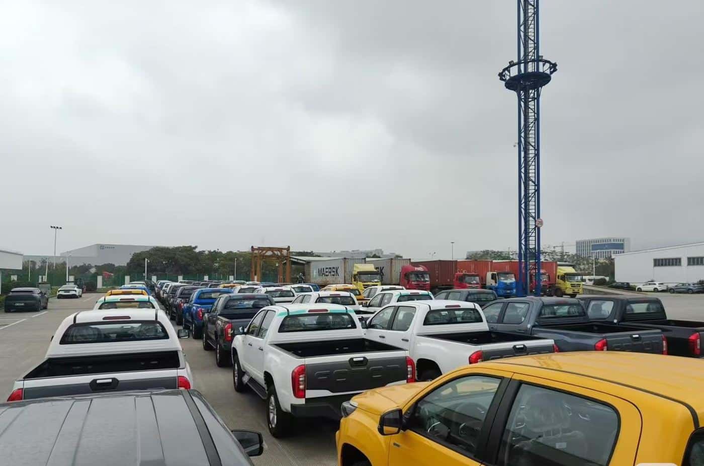 Экспортные автомобили на площадке порта перед погрузкой