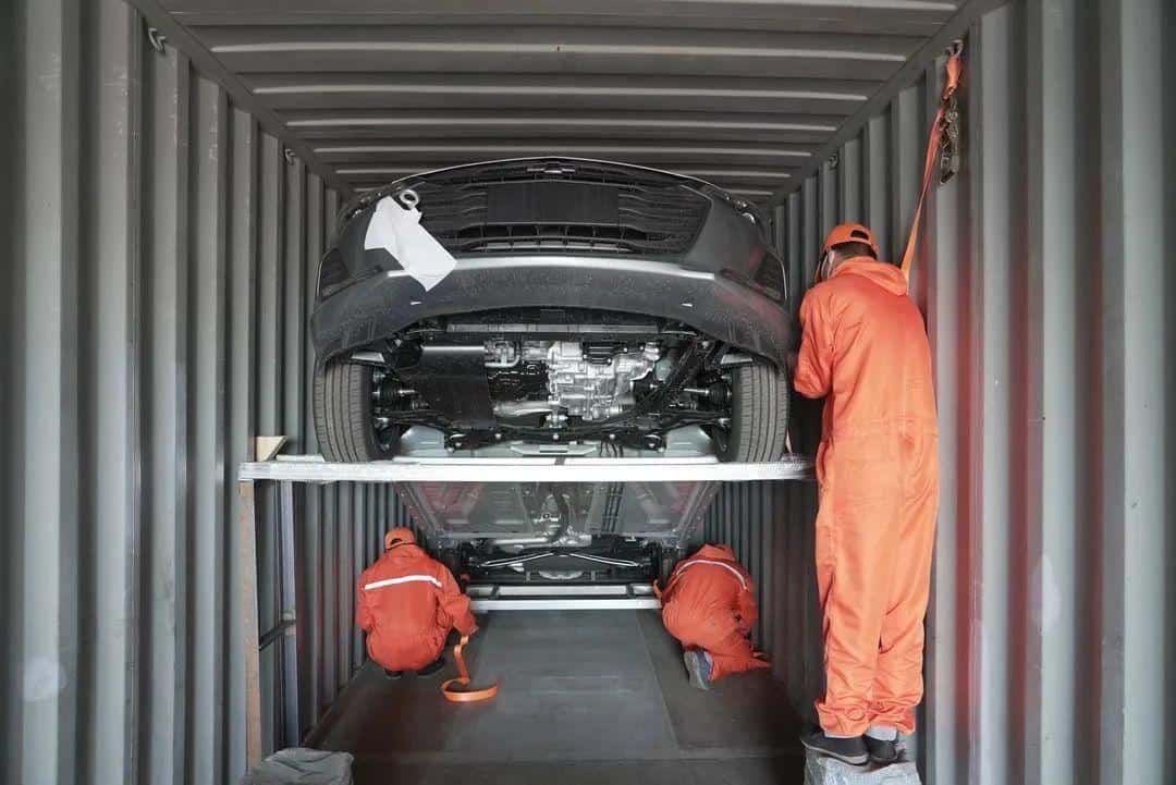 Крепление автомобиля внутри контейнера