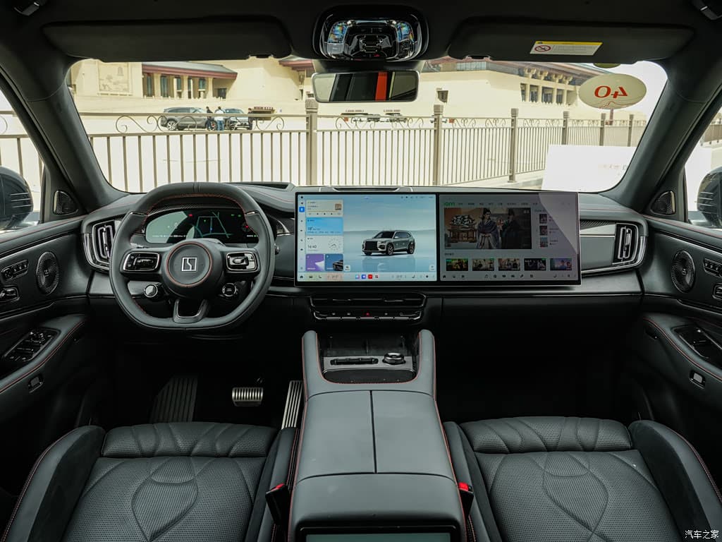Zeekr 8X 70 kWh range — Centre screen