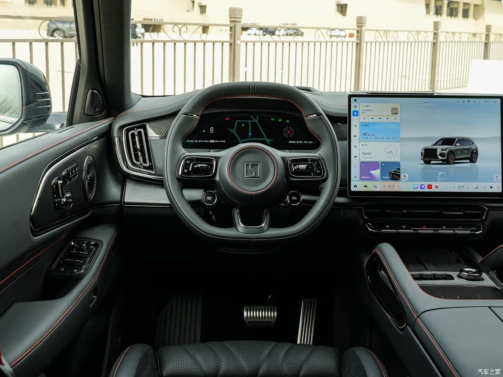 Zeekr 8X 70 kWh range — Zeekr 8X steering wheel and instrument cluster, for export