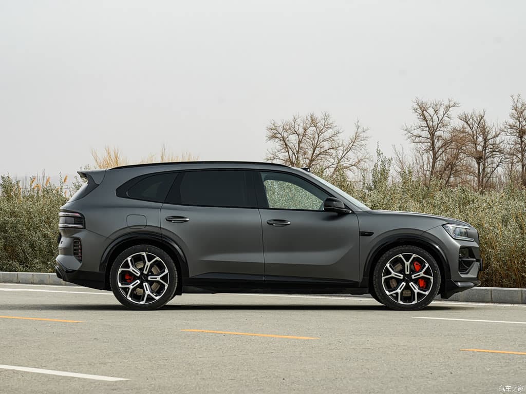 Zeekr 8X — confirm tyre size and mass on the trim page, not from a brochure memory.